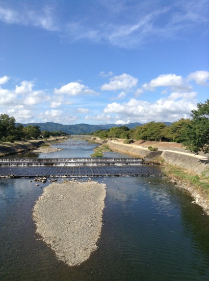 秋晴れの賀茂川